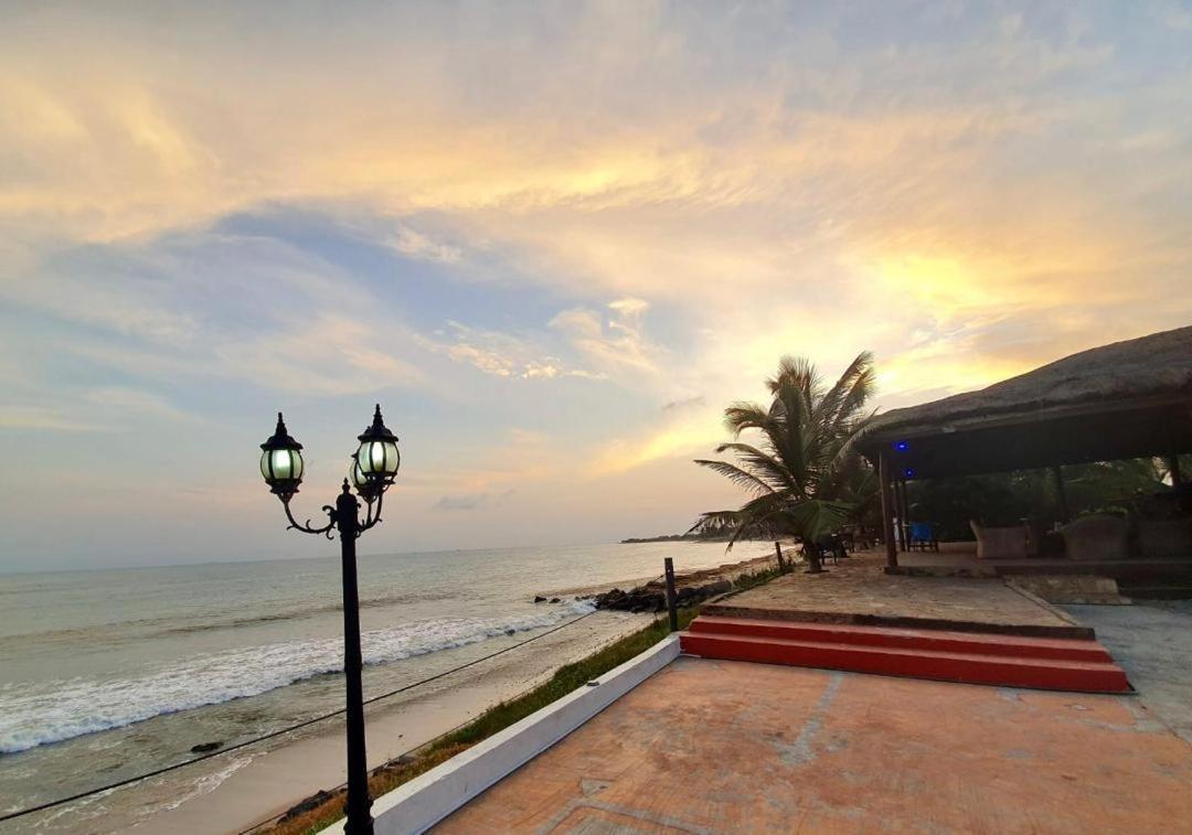 Coconut Pointe Villa & Beach Resort Prampram Exterior photo